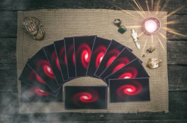 Fortune teller Resepsiyon Masa artalanını Tarot kartlar. Futune okuma kavramı. Kehanet.