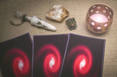 Fortune teller Resepsiyon Masa artalanını Tarot kartlar. Futune okuma kavramı. Kehanet.