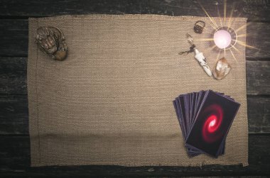 Fortune teller Resepsiyon Masa artalanını Tarot kartlar. Futune okuma kavramı. Kehanet.