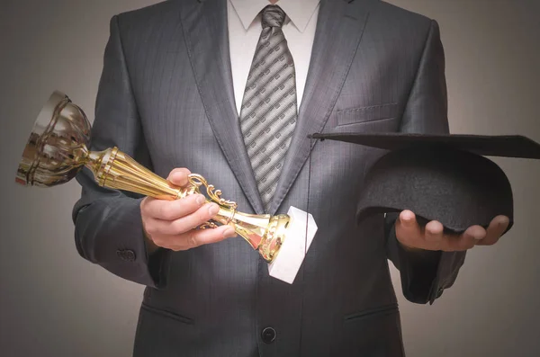 Graduado Estudante Segurando Mão Boné Formatura Troféu Prêmio Ouro Isolado — Fotografia de Stock