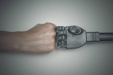 İnsan ve robot el Gri arka plan üzerinde izole arasında karşılıklı. Gelecekteki kavramı.