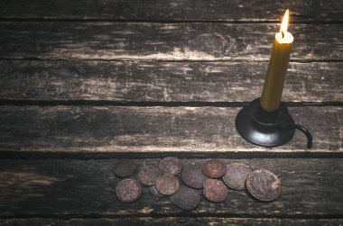 Yanan mum ve ahşap masa arka plan kopya alanı ile üzerinde dağınık Rus İmparatorluğu'nun eski paralar.