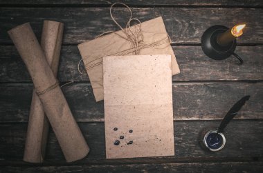 Boş mektup sayfa ve tüy kalem yazar arka plan ahşap masa.