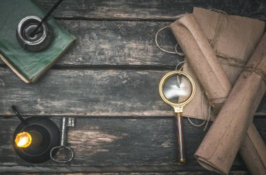 Mektup, kitap, belge verilirse, Büyüteç Camı, yanan mum ve tüy kalem ahşap Resepsiyon arka plan üzerinde. Yazar Resepsiyon.