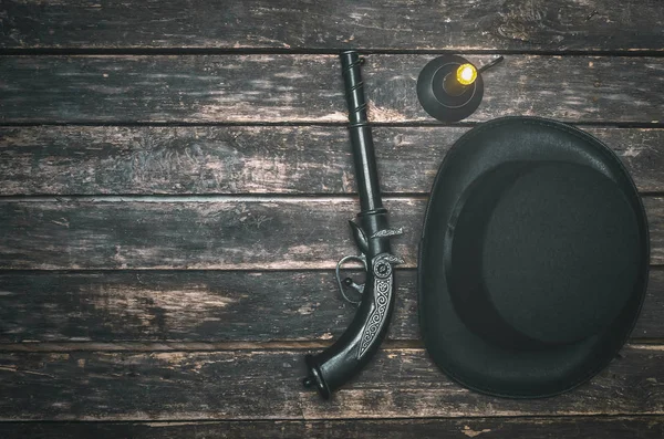 Pistola Mosquete Sombrero Jugador Bolos Vela Encendida Sobre Fondo Mesa — Foto de Stock