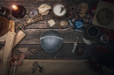 Sihirbaz sihirli iksir hazırlama tablo. Büyücülük veya druidism kavramı arka plan.