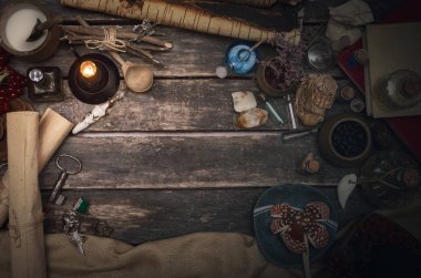 Sihirbazı tablo çeşitli sihirli aksesuar ve malzemeleri ile. Büyücülük. Bitkisel alternatif tıp.