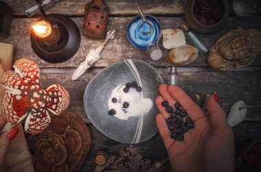 Cadı kadın paranormal tablo arka plan üzerinde sihirli bir iksir hazırlanıyor. Büyücülük kavramı.