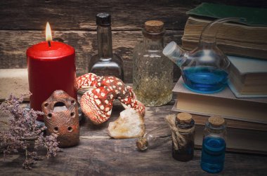 Şişeyi Sihirbazı tablo üzerinde sihirli iksiri. Büyücülük kavramı. Esans şişesi ve eski kitaplar. Bitkisel ilaç.