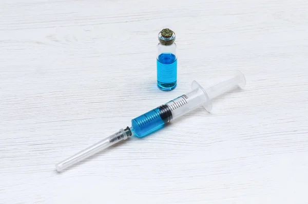 Spuit Ampul Met Blauwe Vloeibare Geneeskunde Drug Tafel Van Arts — Stockfoto