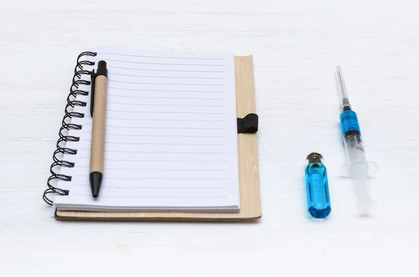 Seringa Bloco Notas Página Branco Ampola Com Remédio Líquido Azul — Fotografia de Stock