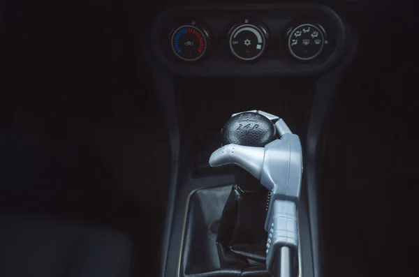 Roboterhand Auf Autogetriebe Roboterpilot Fährt Auto Automatisches Fahrerkonzept — Stockfoto