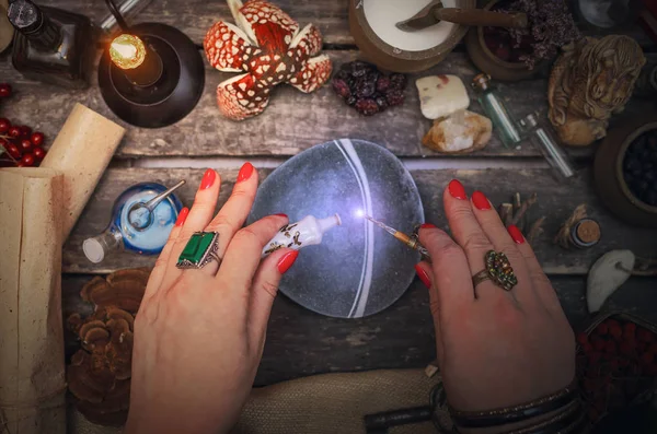 Bruxa Está Preparar Uma Poção Mágica Fundo Mesa Paranormal Conceito — Fotografia de Stock