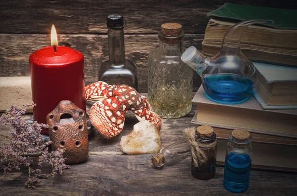 Toverdrank Het Flesje Wizard Tabel Hekserij Concept Etherische Olie Flessen — Stockfoto
