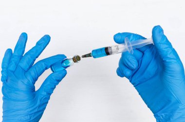 Hemşire Doktor tablo arka plan üzerinde elinde mavi sıvı ilaç şırıngayla tutuyor.