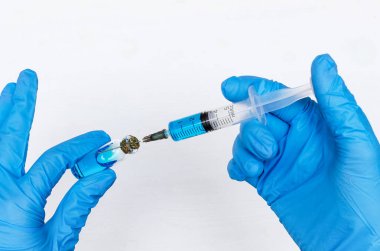 Hemşire Doktor tablo arka plan üzerinde elinde mavi sıvı ilaç şırıngayla tutuyor.