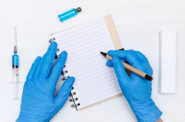 Doktor bir kayıt için boş sayfa Not Defteri tablo arka plan üzerinde doktor yazıyor. Tıbbi dergi veya doktor reçete mockup.