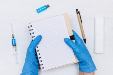 Doktor bir kayıt için boş sayfa Not Defteri tablo arka plan üzerinde doktor yazıyor. Tıbbi dergi veya doktor reçete mockup.