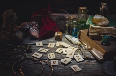 Runes fortune teller Resepsiyon Masa arka plan üzerinde kehanet için. Futune okuma kavramı.