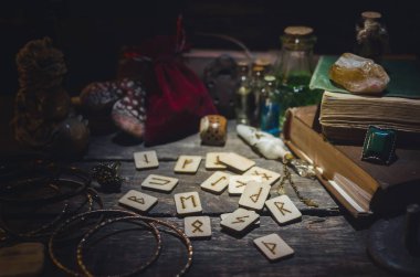 Runes fortune teller Resepsiyon Masa arka plan üzerinde kehanet için. Futune okuma kavramı.