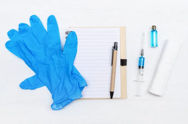 Jeringa Bloc Notas Blanco Vendaje Ampolla Con Medicamento Líquido Azul — Foto de Stock