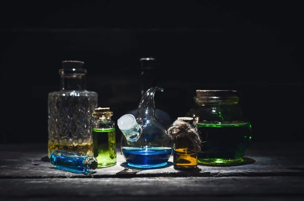 Diverse Magische Drankjes Kleurrijke Essentiële Oliën Flessen Tafel — Stockfoto