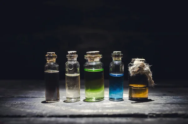 Diverse Magische Drankjes Kleurrijke Essentiële Oliën Flessen Tafel — Stockfoto