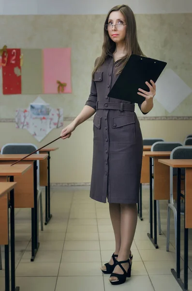 Jeune Enseignante Lunettes Livre Classe Est Debout Dans Salle Classe — Photo