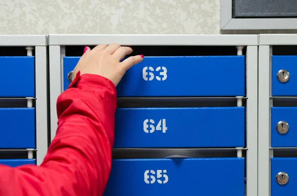 Γυναίκα Ελέγξτε Γραμματοκιβώτιο Για Την Αλληλογραφία Του Εισοδήματος — Φωτογραφία Αρχείου