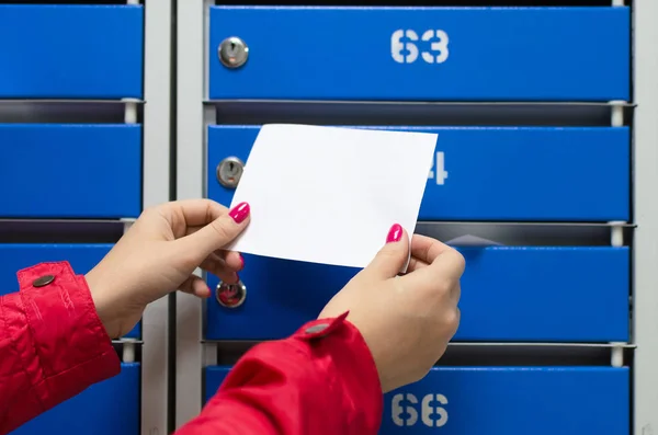 Κενό Γράμμα Χαρτί Σελίδα Στο Γυναικείο Χέρι Φόντο Μπλε Γραμματοκιβώτια — Φωτογραφία Αρχείου