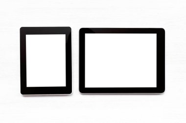 Beyaz ofis masa arka plan boş ekran ile iki dizüstü bilgisayar.