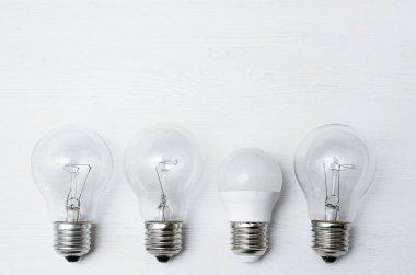 Ampulleri Beyaz ahşap masa yüzey özgeçmişlerine izole.