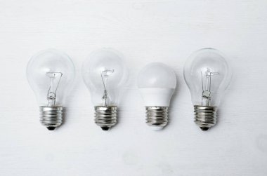 Ampulleri Beyaz ahşap masa yüzey özgeçmişlerine izole.