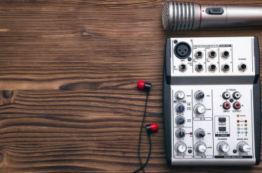 Ses kayıt stüdyosu kavramı. Masadaki mikrofon, kulaklık ve ses ses karıştırıcı.