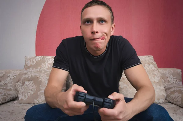 Entusiástico Jogador Homem Com Joystick Suas Mãos Está Sentado Sofá — Fotografia de Stock