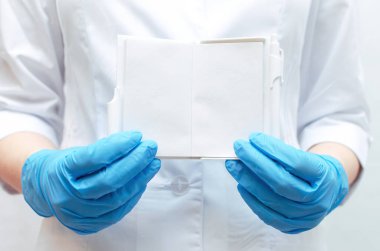 Doktor elinde bir boş sayfa Not defteri. Tıbbi reçete veya doktor reçete kavramı.