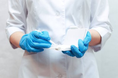 Doktor kadın bir tıbbi reçete veya doktor reçete veya Tanılama sonuçları kavramı yazıyor.