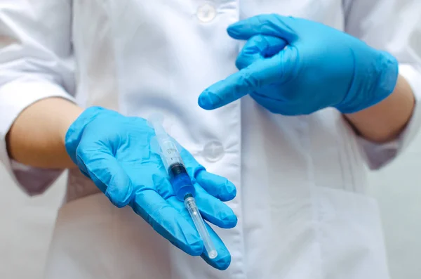 Jeringa Con Medicamento Médico Azul Las Manos Del Médico Vestido — Foto de Stock