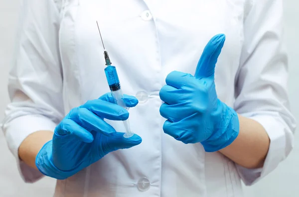 Jeringa Con Medicamento Médico Azul Mano Médico Que Muestra Signo —  Fotos de Stock