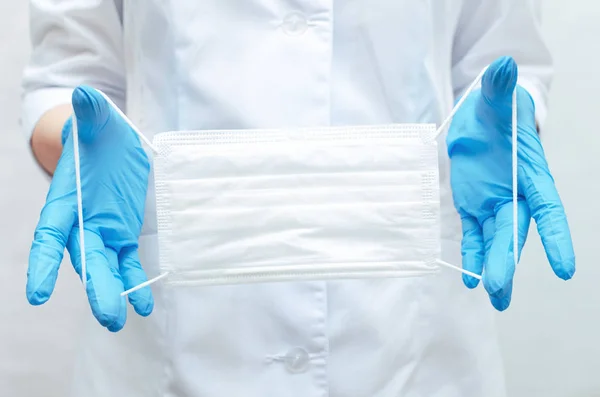 Máscara Médica Las Manos Del Médico Vestido Con Los Guantes — Foto de Stock