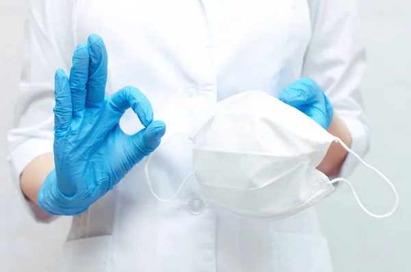 Ιατρική Μάσκα Στα Χέρια Γιατρού Ντυμένος Στα Μπλε Ιατρικά Γάντια — Φωτογραφία Αρχείου