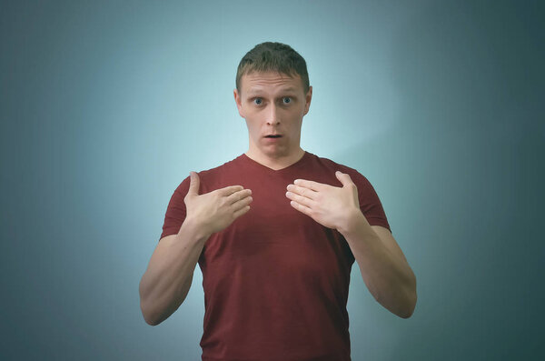 Обвиняемый человек оправдывается изолированностью на синем фоне
.