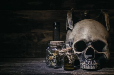 Sihirli iksir ve sihirli tablo arka plan üzerinde insan kafatası. Büyücülük kavramı.