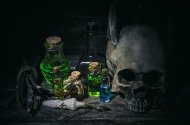Sihirli iksir ve sihirli tablo arka plan üzerinde insan kafatası. Büyücülük kavramı.