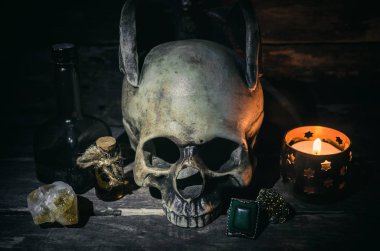 Sihirli iksir ve sihirli tablo arka plan üzerinde insan kafatası. Büyücülük kavramı.