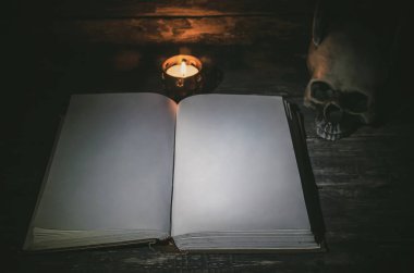 Sihirbaz tablo arka plan üzerine açık kitap boş sayfaları ile büyü. Büyü kitabı.