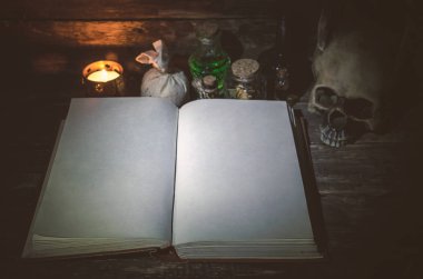 Sihirbaz tablo arka plan üzerine açık kitap boş sayfaları ile büyü. Büyü kitabı.