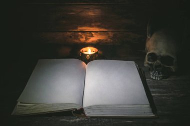 Sihirbaz tablo arka plan üzerine açık kitap boş sayfaları ile büyü. Büyü kitabı.