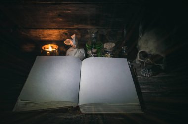 Sihirbaz tablo arka plan üzerine açık kitap boş sayfaları ile büyü. Büyü kitabı.