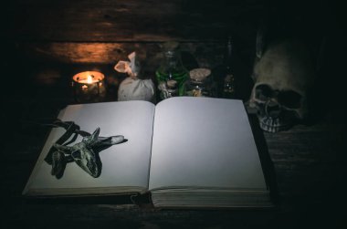 Sihirbaz tablo arka plan üzerine açık kitap boş sayfaları ile büyü. Büyü kitabı.